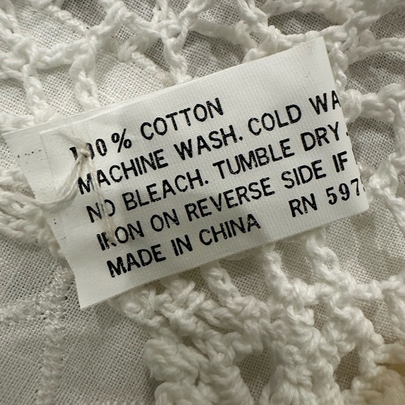 Elegant White Lace Tablecloth - Picture 9 of 9